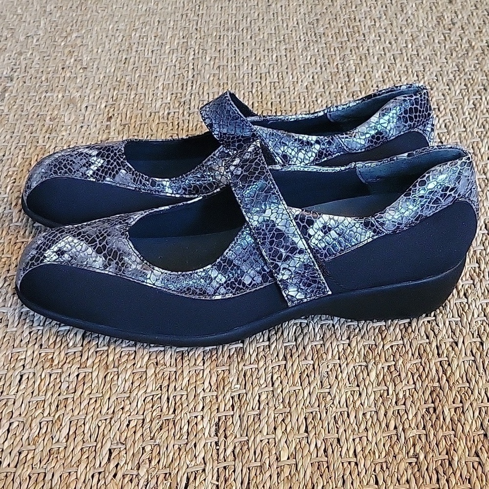COMFORT CLUB leather snakeskin mary jane wedge shoes. EU size 41 or US 10.5/11.